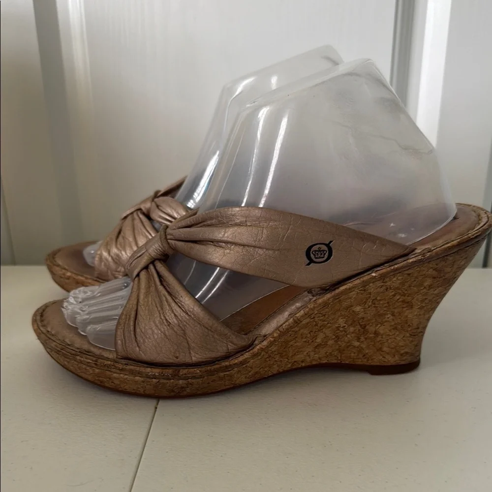 *BORN TAN WEDGE HEEL SLIP ON SANDALS (sz 9)